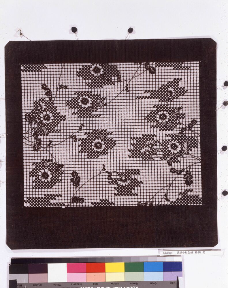 作品画像:長板中形型紙 格子に菊