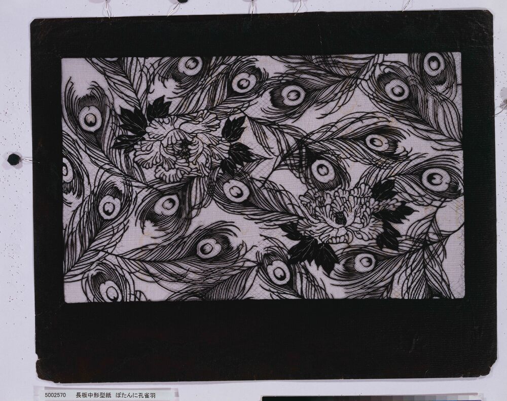 作品画像：長板中形型紙 ぼたんに孔雀羽