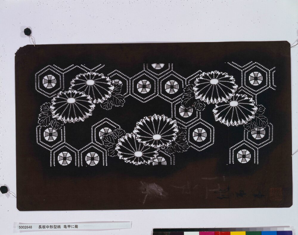作品画像:長板中形型紙 亀甲に菊