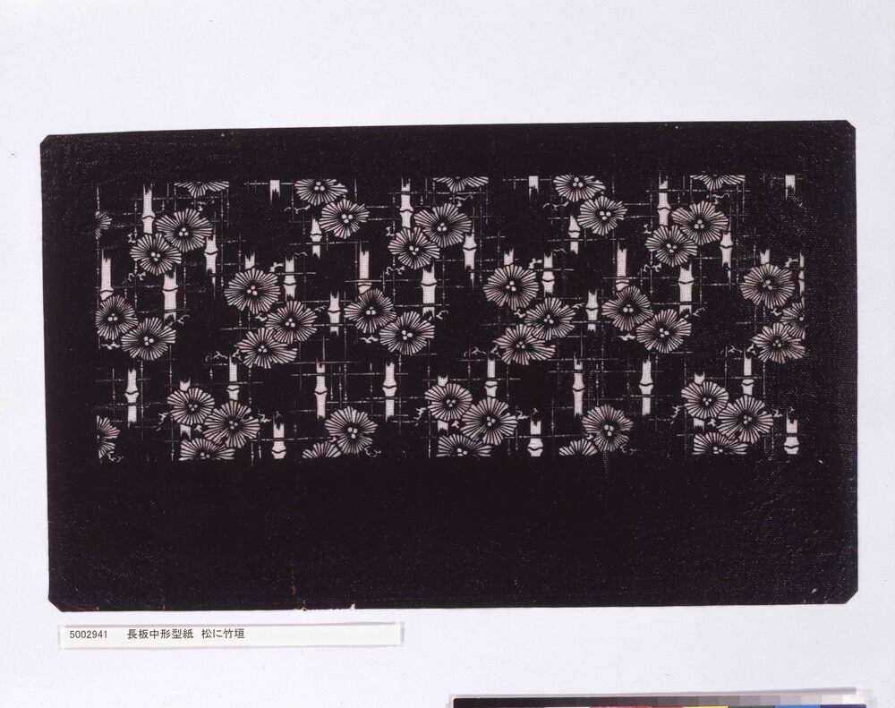作品画像:長板中形型紙 松に竹垣