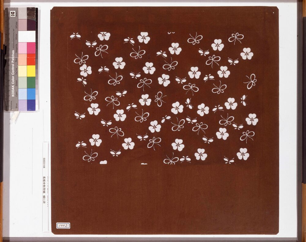 作品画像：長板中形型紙 蝶に花