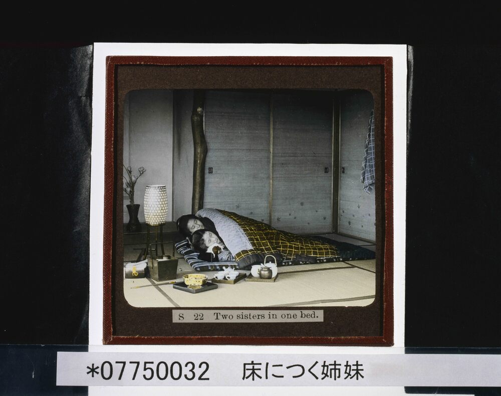 作品画像：床につく姉妹