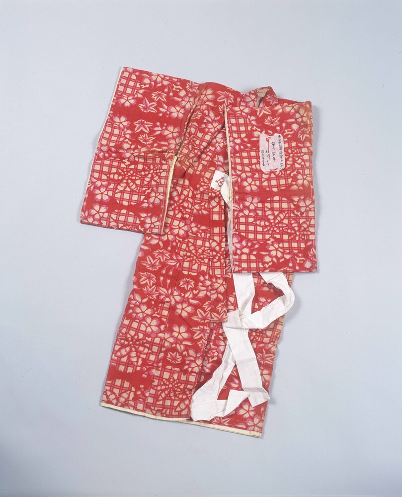 作品画像：裁縫練習用一ッ身子供着物 綿赤地格子に桜楓文様袷