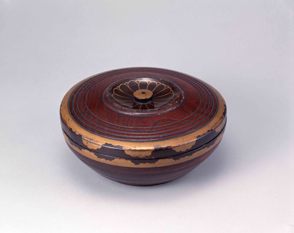 作品画像:御紋章入木製菓子器(井上馨候より贈られしもの)(三遊亭圓朝所持)
