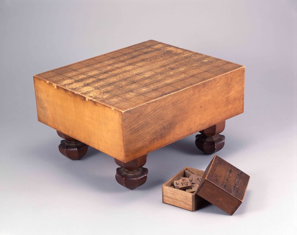 作品画像：将棋盤並びに駒（古今亭志ん生所持）