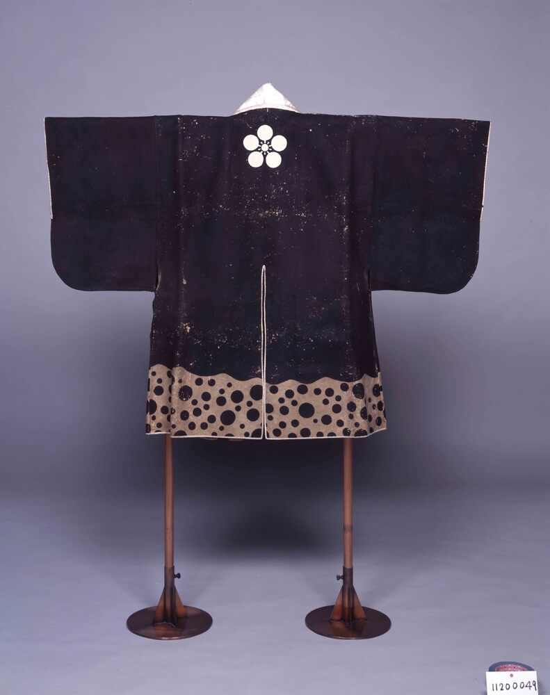 作品画像:濃藍革地水玉模様剣梅鉢紋付大名火消装束(羽織)