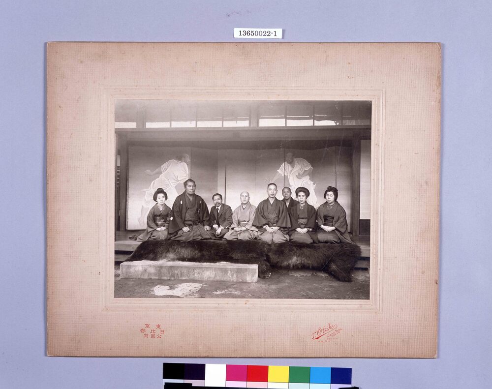 作品画像：川村清雄他集合写真(相撲図屏風の前で)