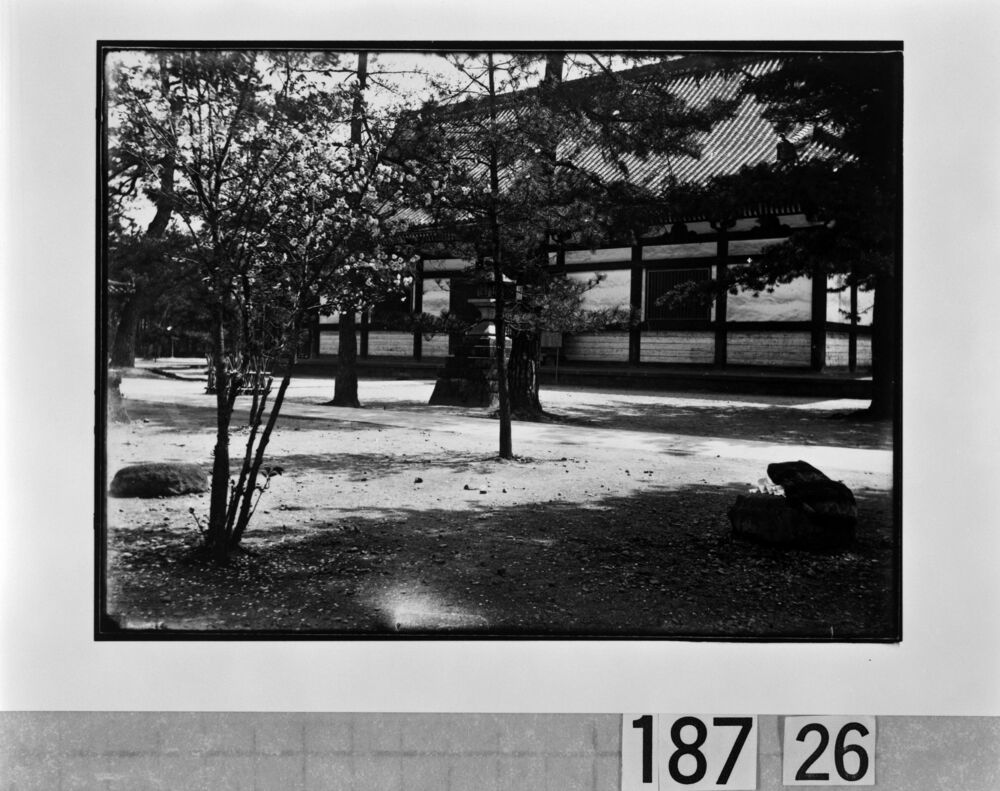 作品画像:寺院の庭園