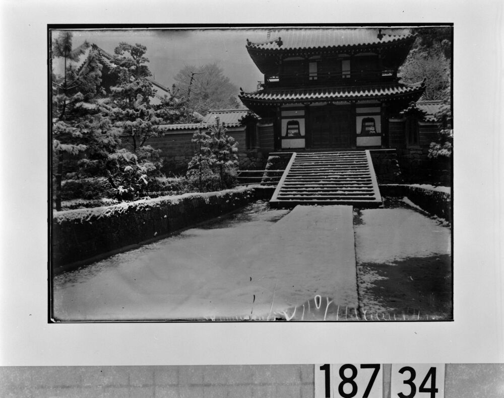 作品画像:雪景色の山門
