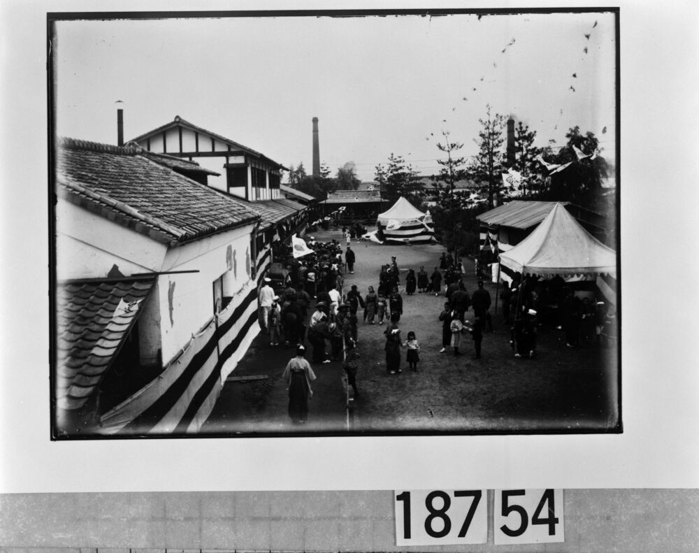 作品画像：平安徳義会孤児院教室前の式典