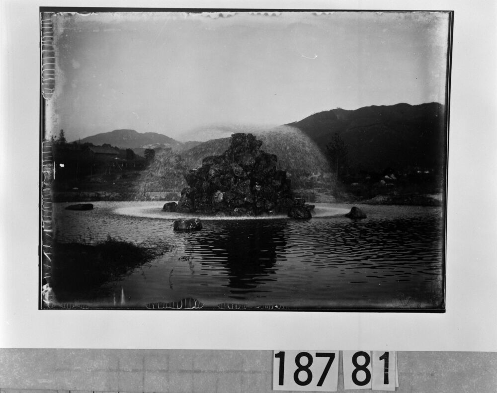 作品画像:噴水と池
