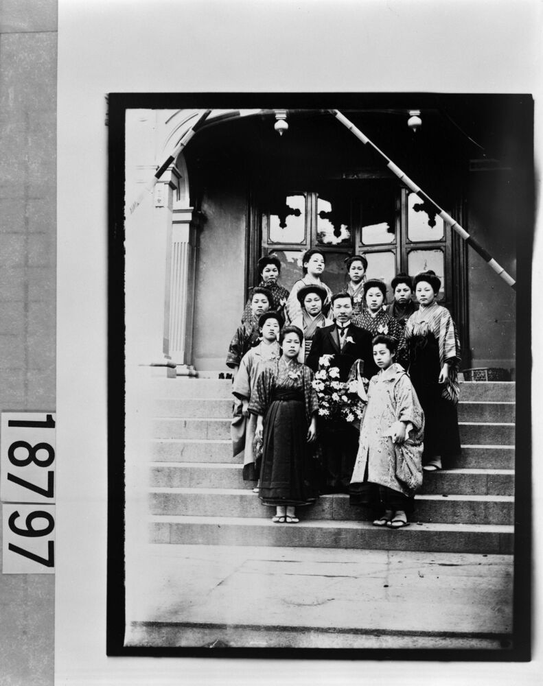 作品画像：男性と晴着の女性たちの記念写真