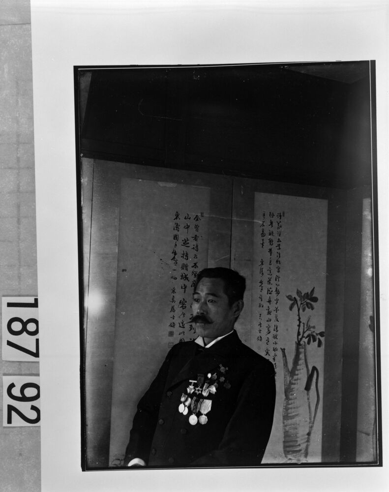 作品画像:屏風前の勲章をつけた男性