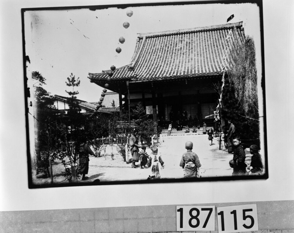 作品画像:寺院前の子供たち