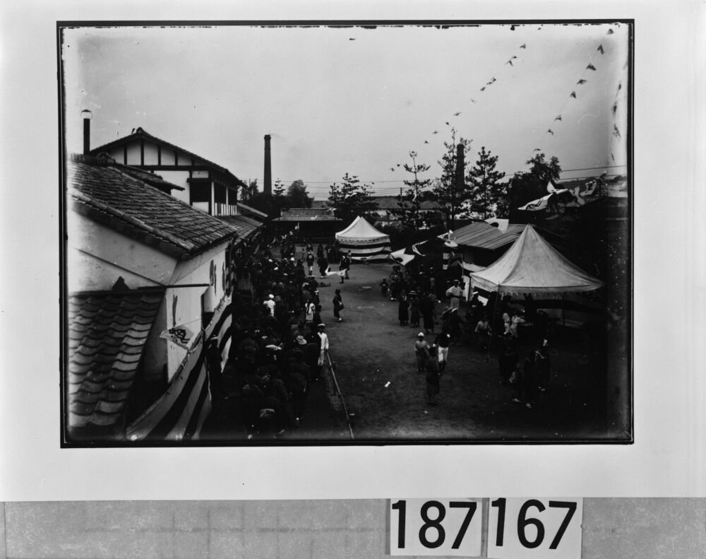作品画像：平会徳義会孤児院教室前の式典