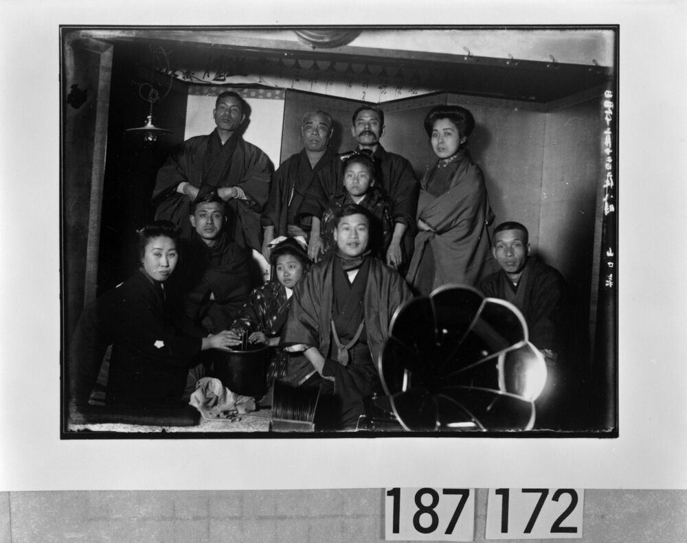 作品画像:山口家にて記念写真