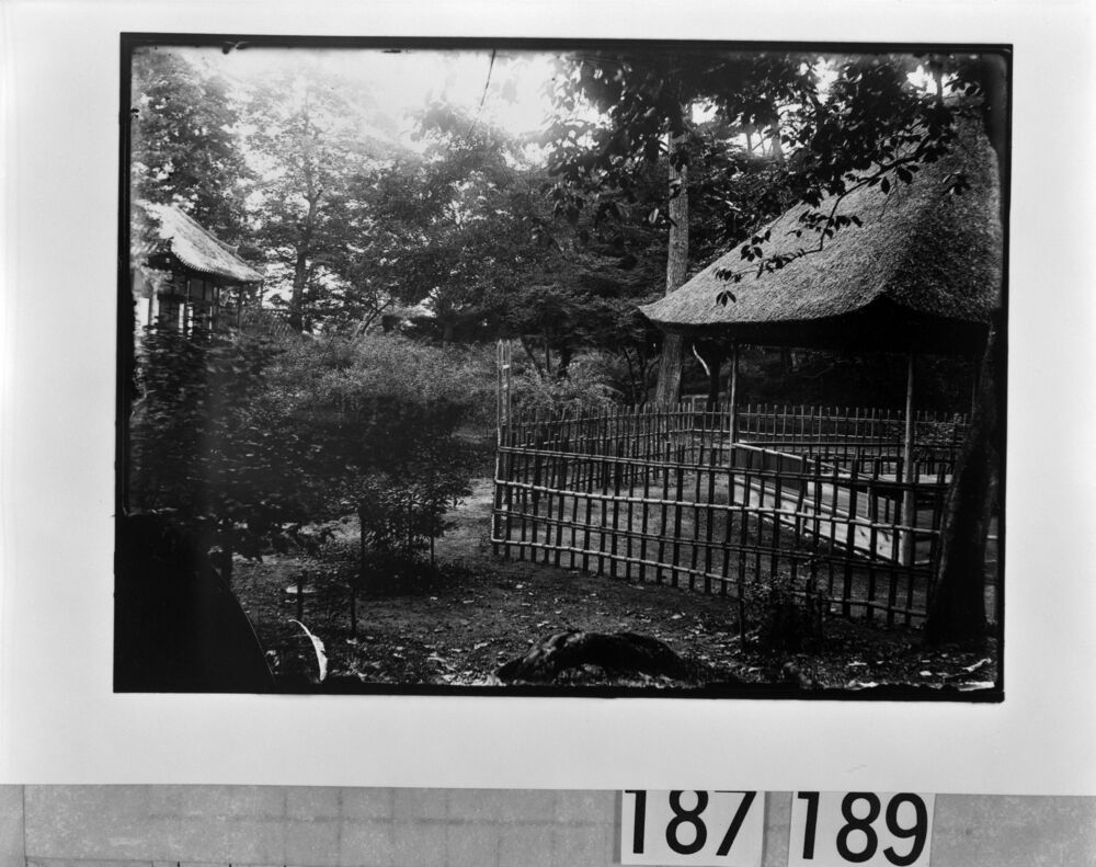 作品画像:庭園の藁葺き屋根の小屋
