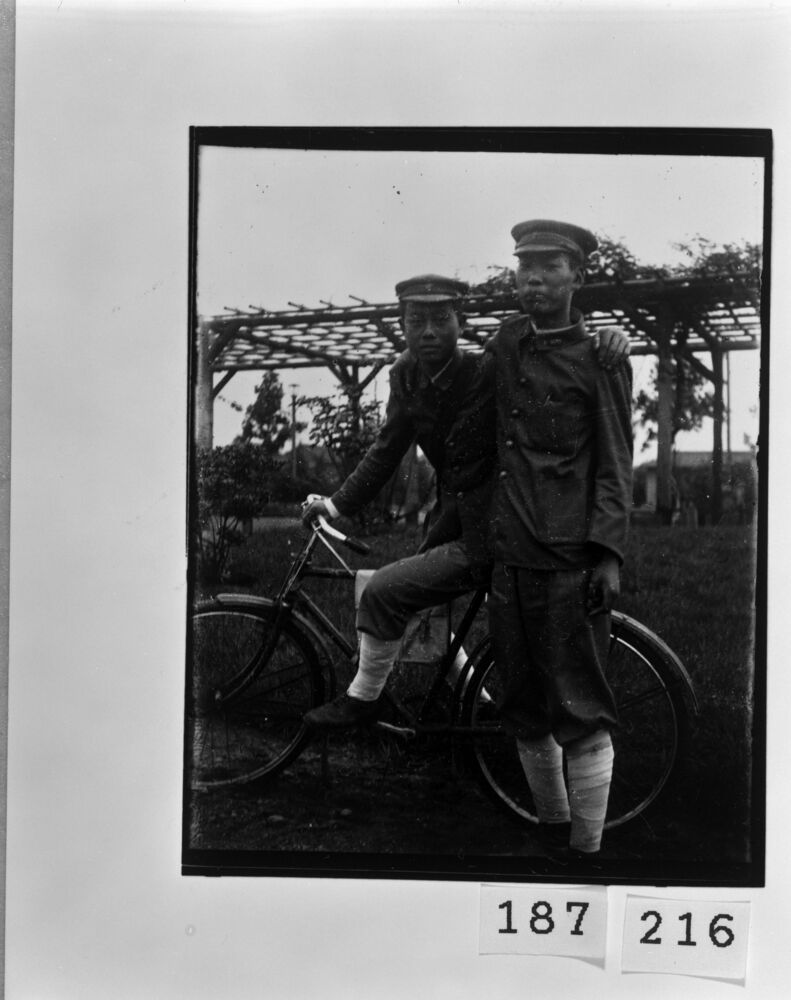 作品画像:自転車上の少年と直立する少年