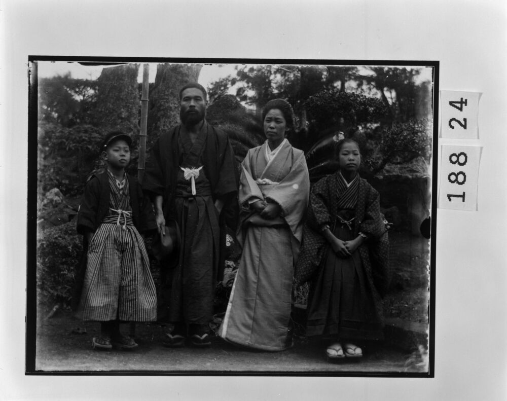 作品画像:4人の男女記念写真