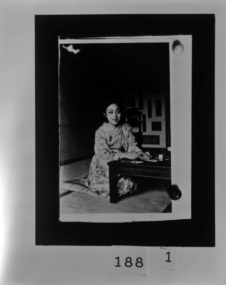 作品画像:座る女性