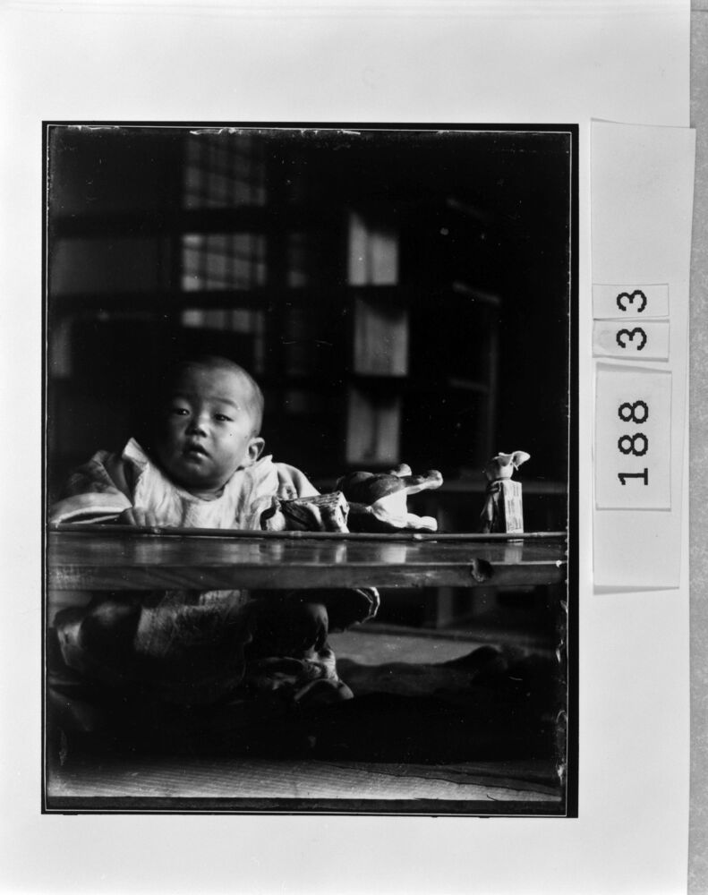 作品画像:玩具で遊ぶ幼児