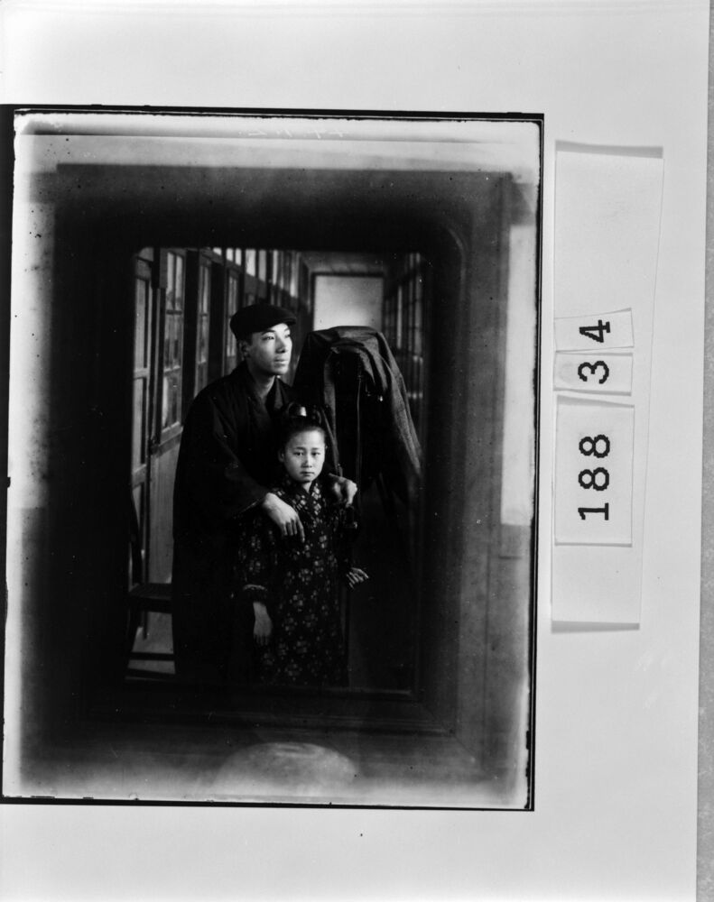 写真機の前の男性と少女
