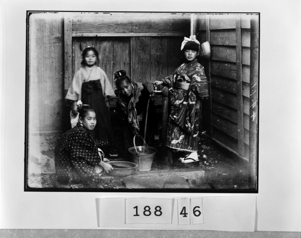 作品画像：水道で水をくむ4人の少女