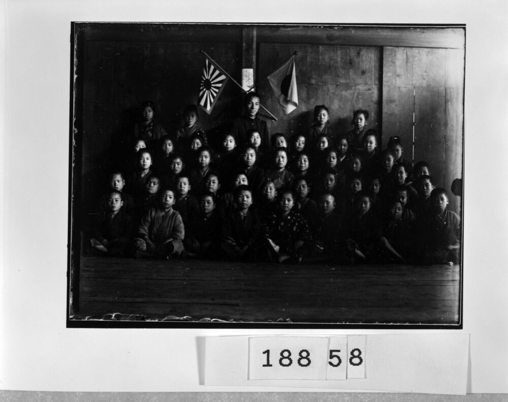 作品画像:教師と生徒集合記念写真