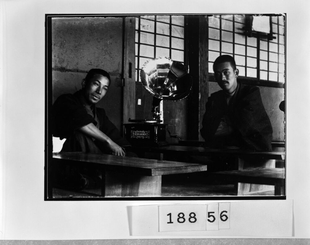作品画像:蓄音機と2人の男性