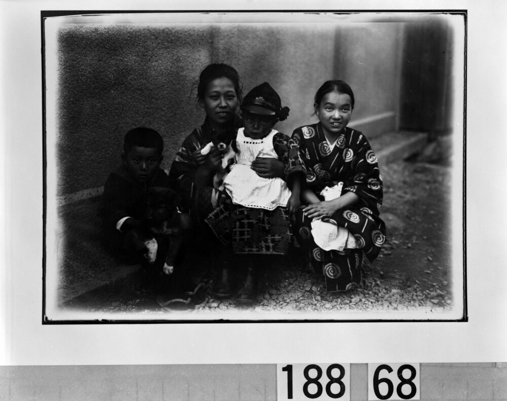 作品画像:女性と3人の子供と小犬