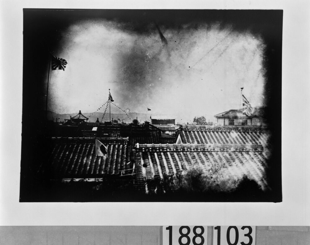 作品画像：戦中の屋根の景観