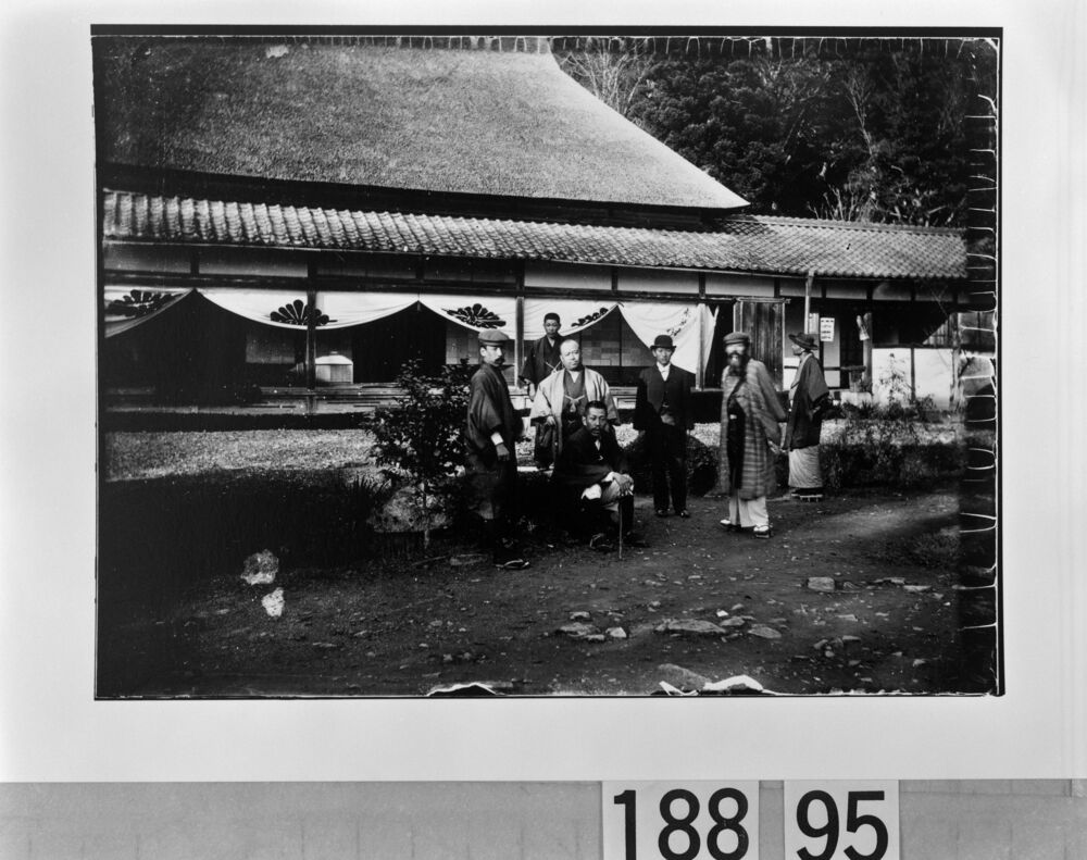 作品画像：男性集合記念写真