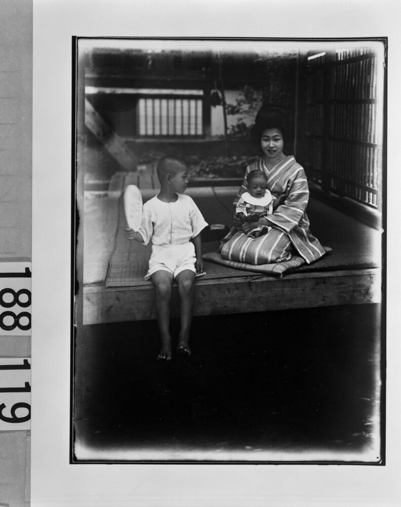 作品画像:幼児を抱く女性と少年