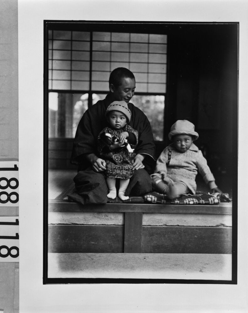 作品画像:男性と2人の幼児