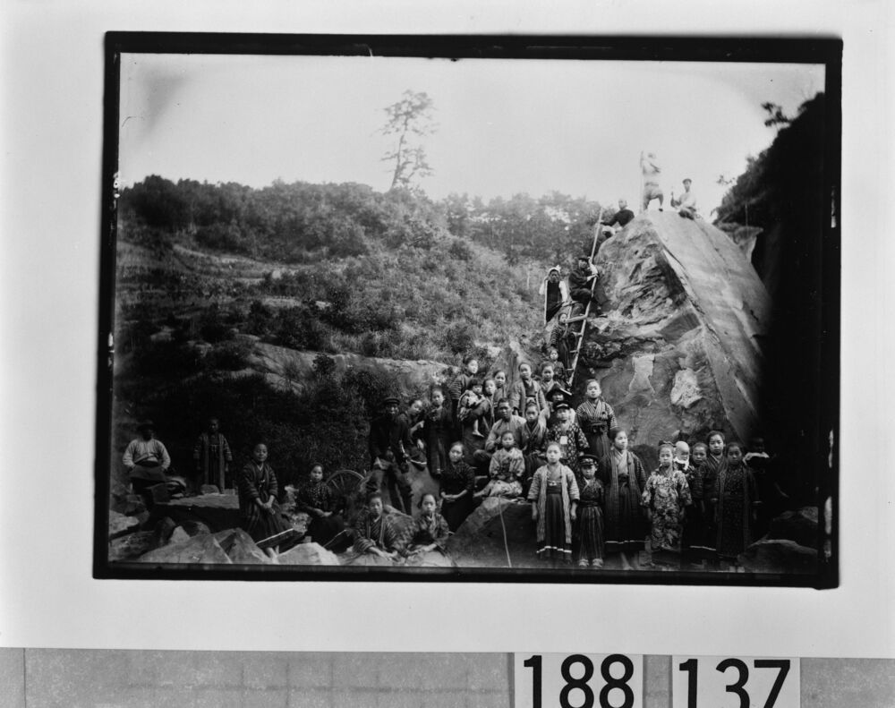 作品画像：山での生徒記念写真