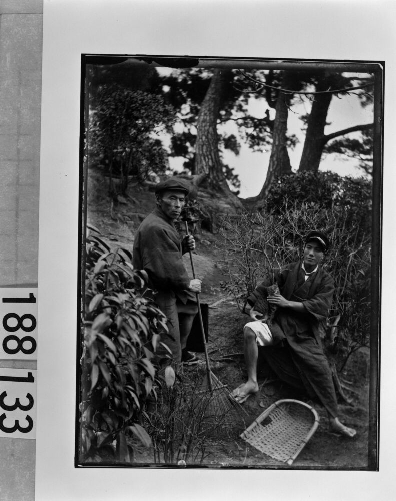 作品画像:山道を掃除する2人の男性