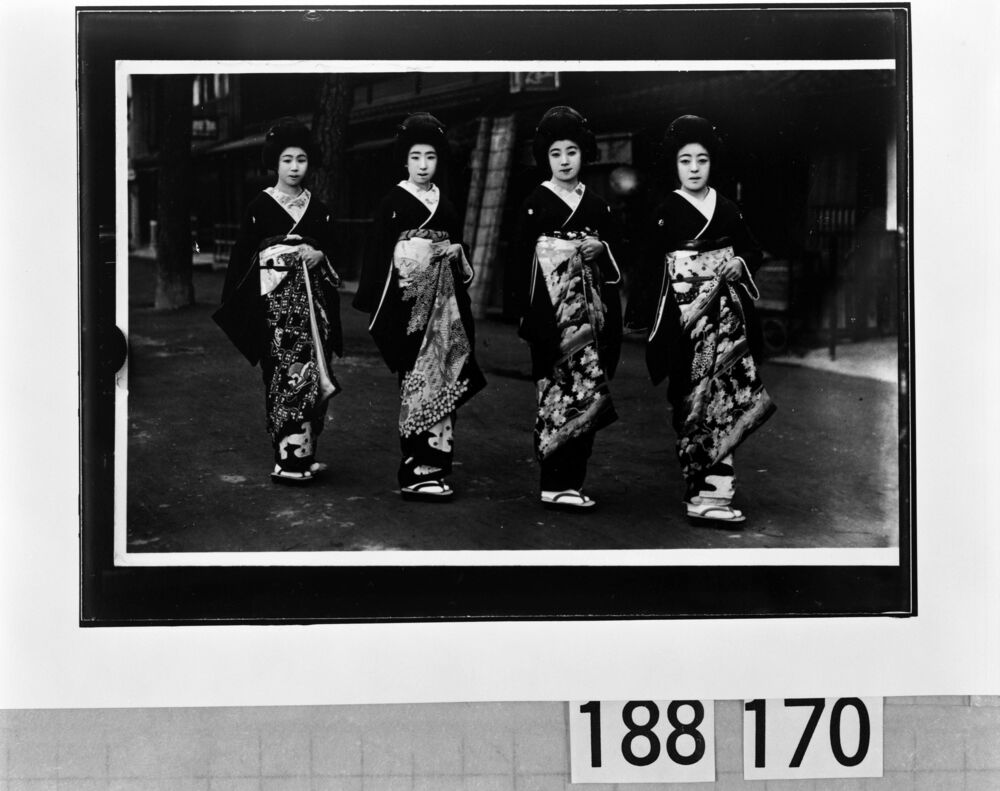 作品画像:4人の芸者