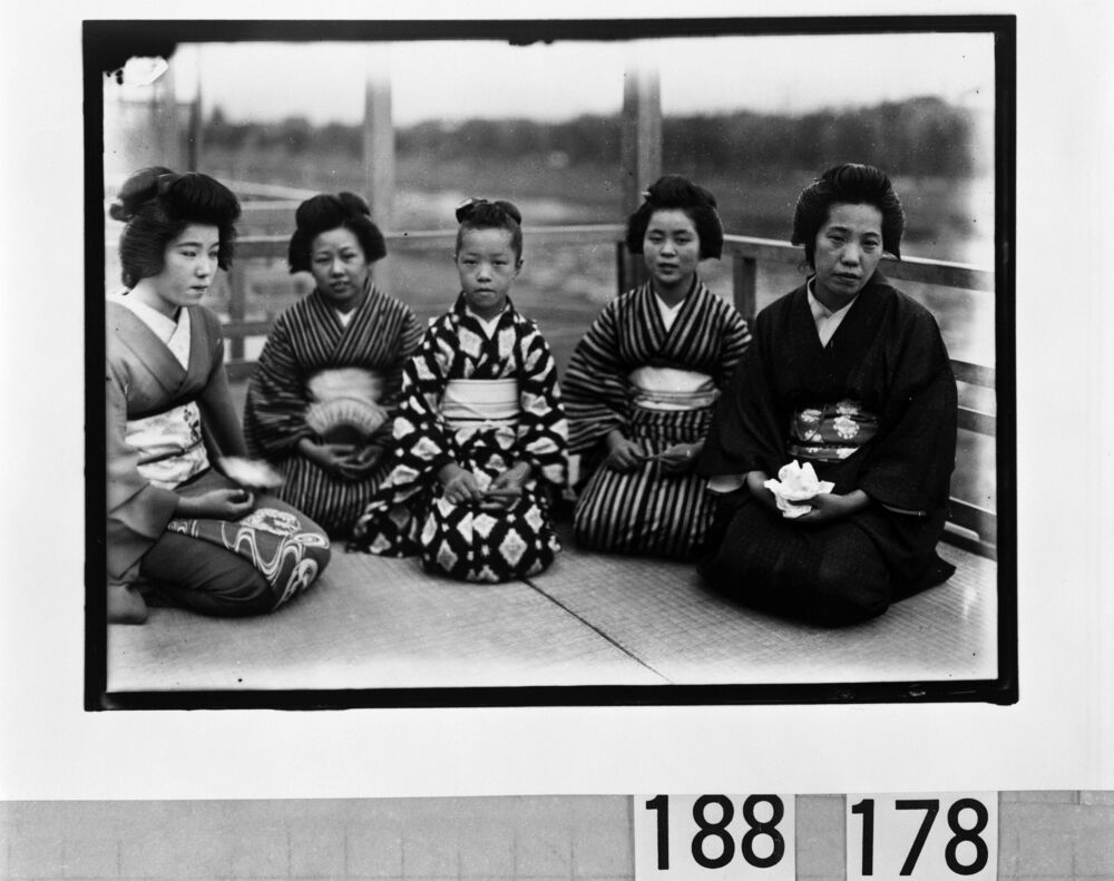 作品画像：涼み台の5人の女性