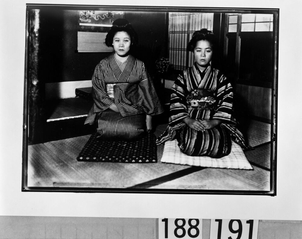 作品画像：2人の女性