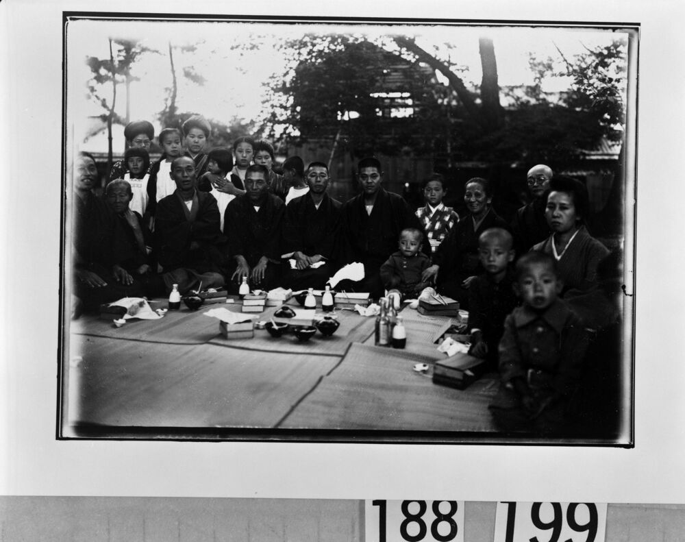 作品画像：屋外での宴会