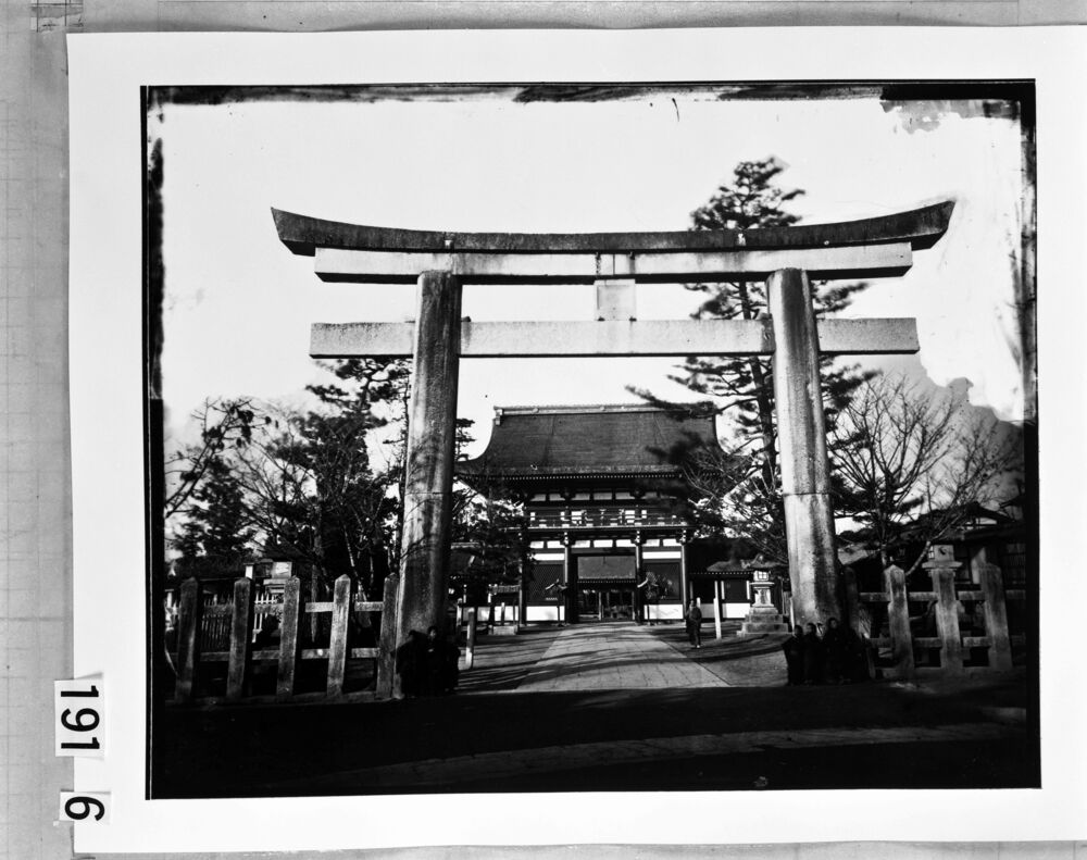 作品画像:鳥居と寺院