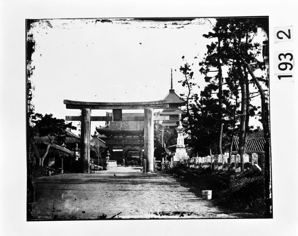 作品画像:鳥居と寺院