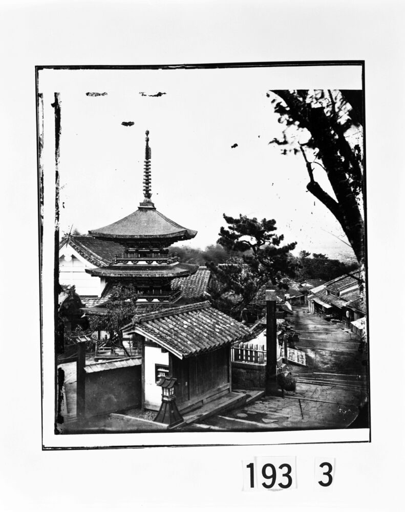 作品画像:三重塔と坂道