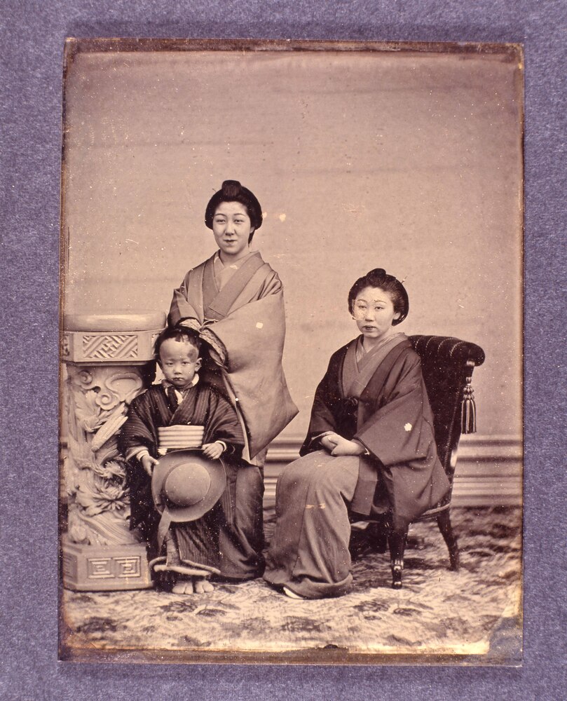 作品画像：女性2人と少年