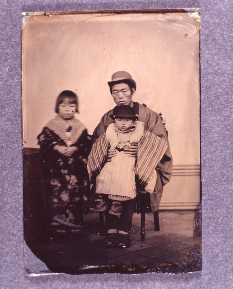 作品画像:男性と子供2人