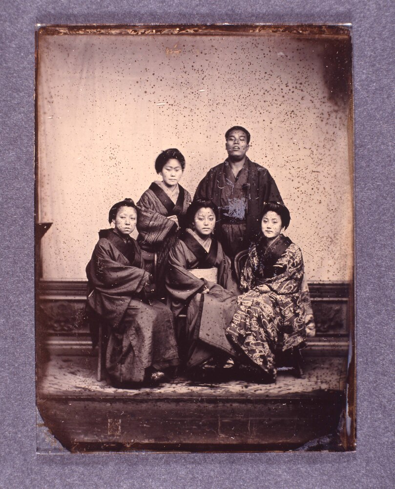 作品画像：男性と女性4人