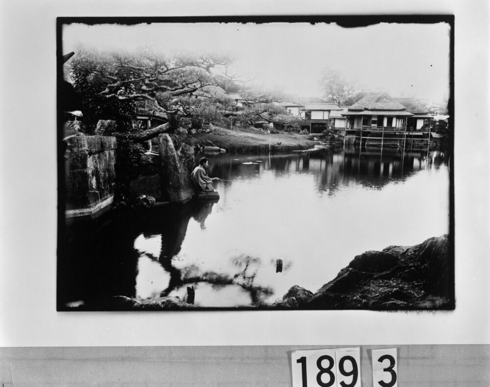 作品画像：庭園の池で釣りをする男