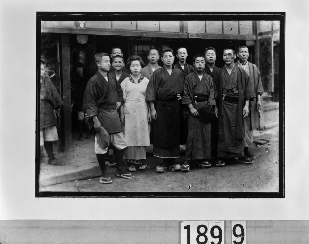 作品画像:商人宿山つる店頭での集合記念写真