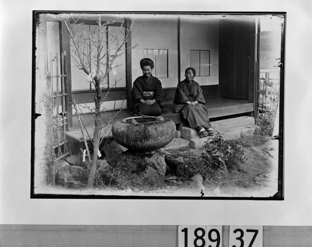 作品画像:縁側の2人の女性