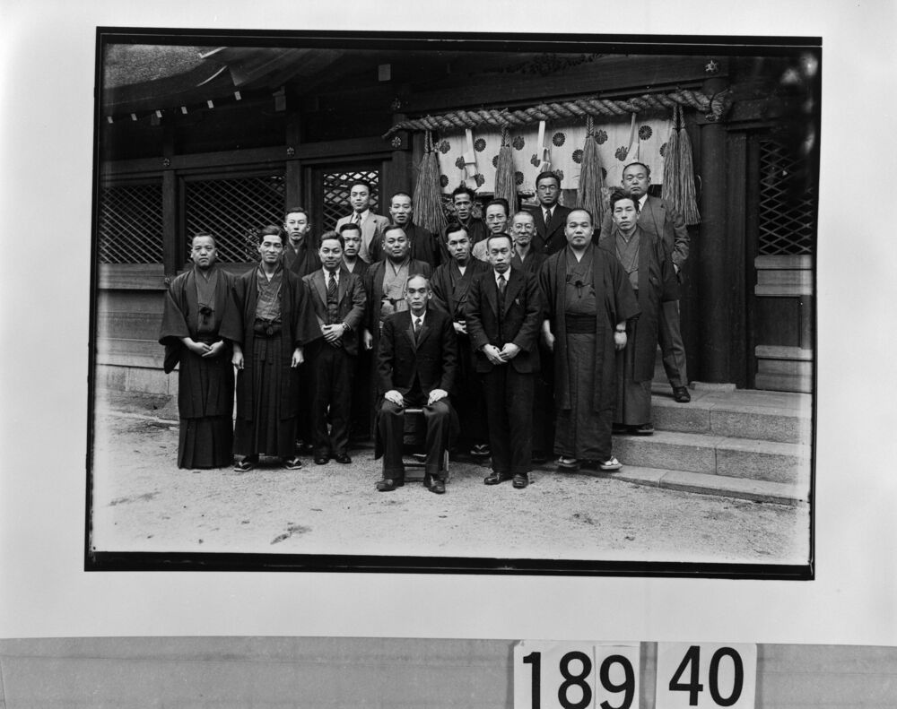 作品画像:神社での集合記念写真